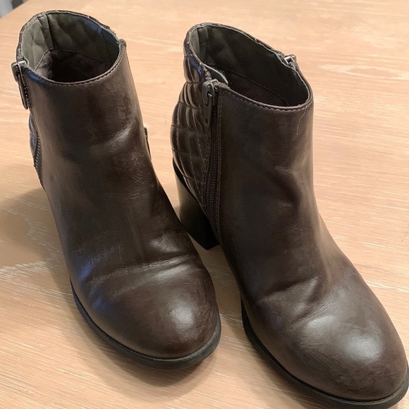 Mia Booties quilted backs good condition some wear, size 6M - Picture 1 of 8